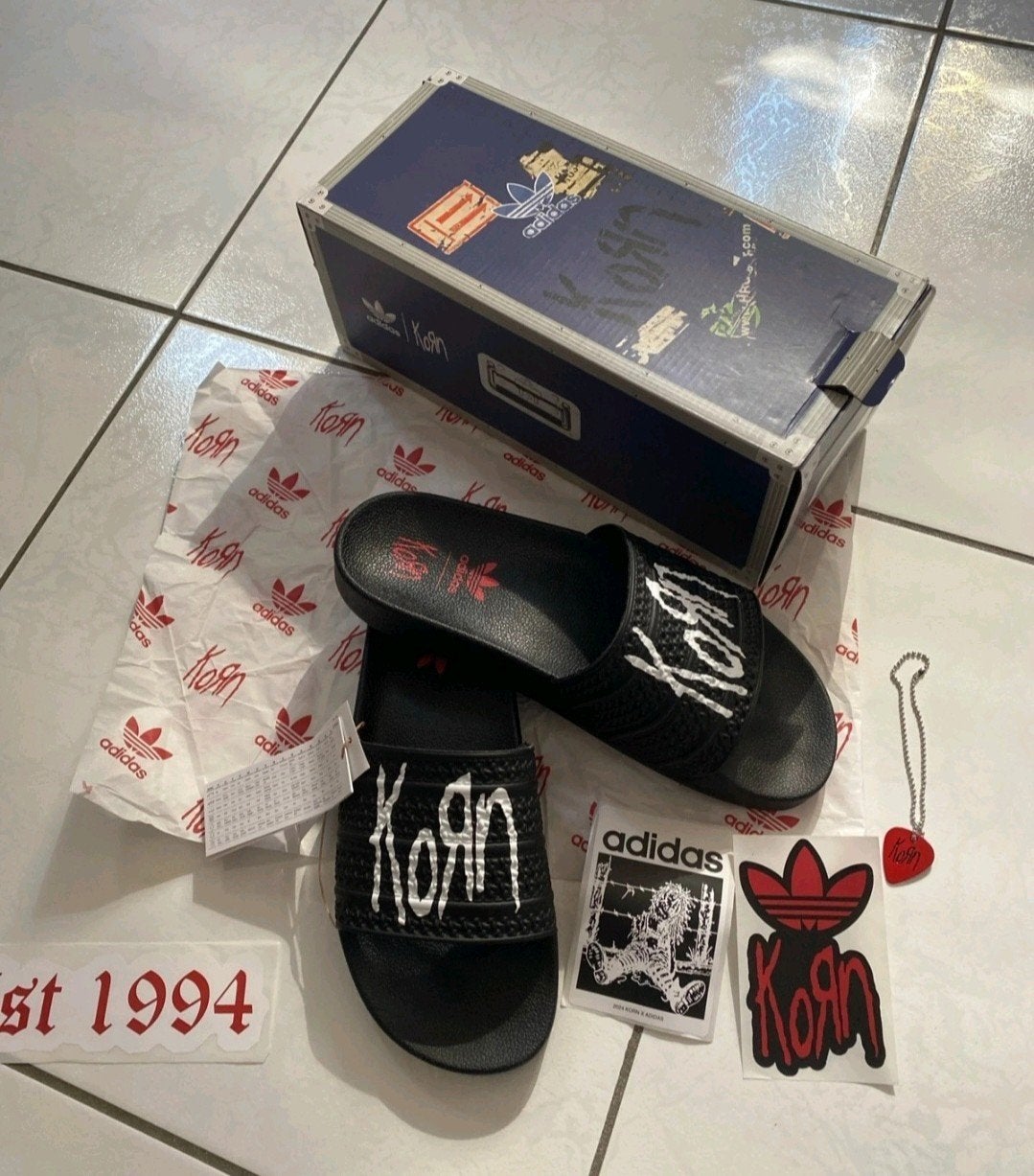 Adidas Korn Adilette Maat 45 1/3 Deftones, Slippers, Zwart, Nieuw, Ophalen of Verzenden