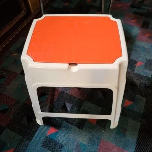 2 x stoelen en 2 krukjes (rood, oranje), Ophalen of Verzenden, Hout