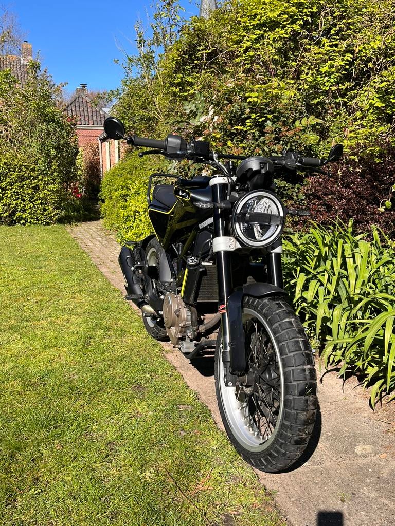 Husqvarna Svartpilen 401 (A2 rijbewijs), Motoren, Occasion, Particulier, 373 cc, Minimaal motorrijbewijs A2