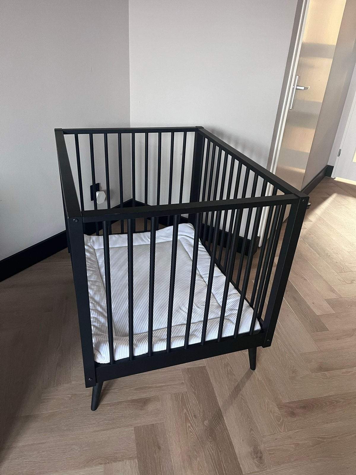 Europe Baby Box Evy Mat Zwart, Ophalen, Zo goed als nieuw, Vierkant, Boxkleed