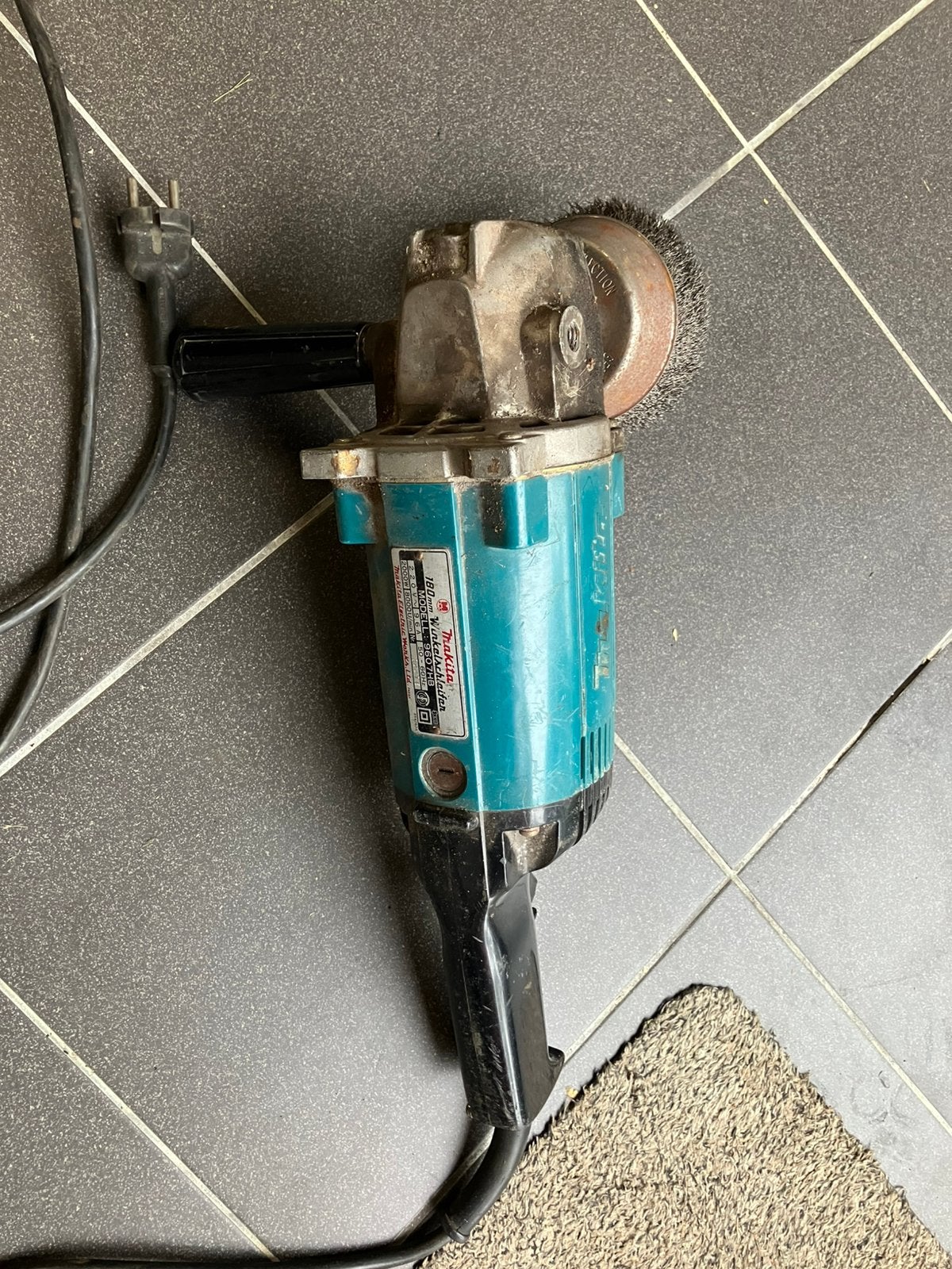 2x Haakse slijper Makita en Metabo - 180mm - Zwaar model, Ophalen of Verzenden, Gebruikt, 1000 watt of meer, Haakse handslijpmachine