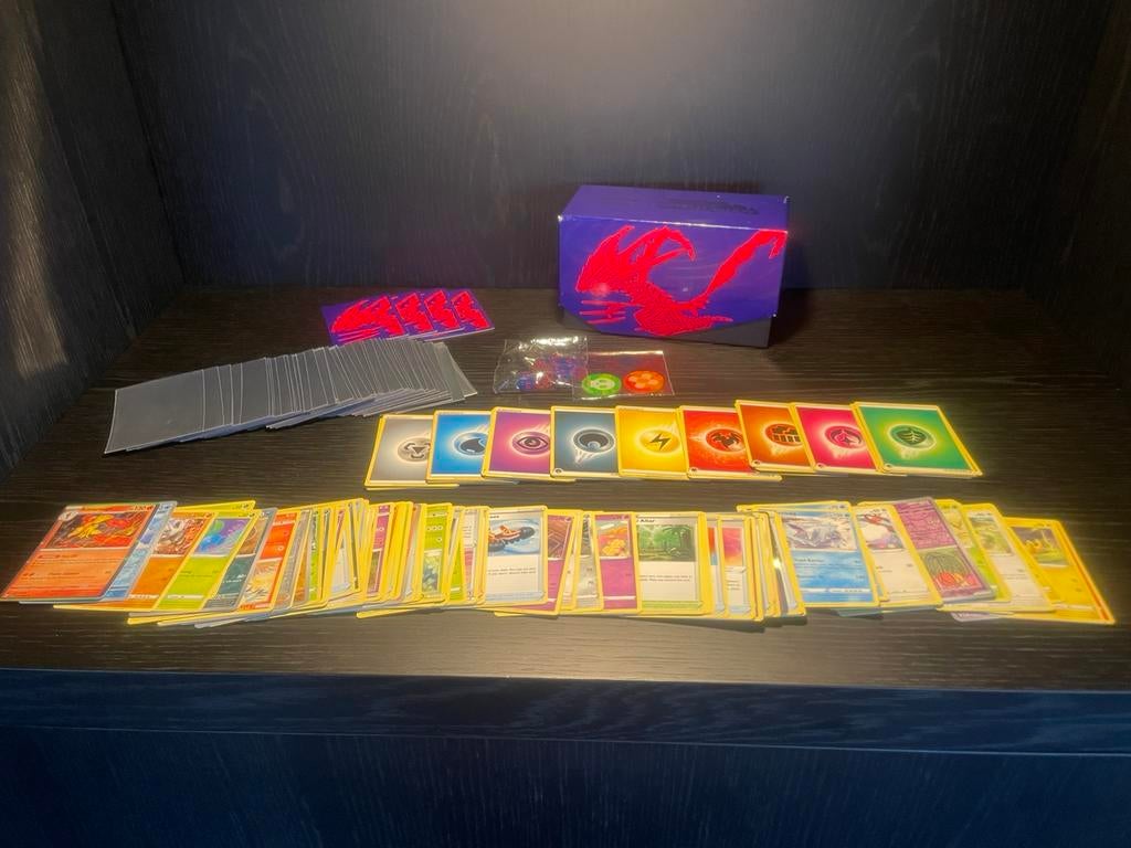 Pokémon Sword and Shield Darkness Ablaze Elite Trainer Box, Ophalen of Verzenden, Zo goed als nieuw