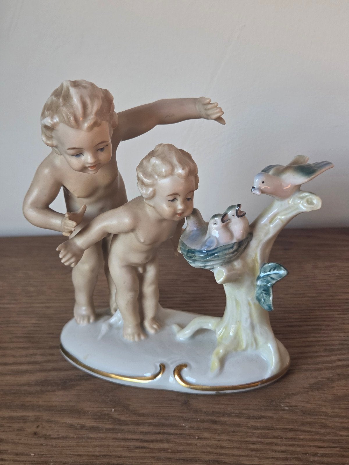 Antiek Porseleinen Beeldje: Putti met Vogelnestje, Antiek en Kunst, Antiek | Porselein, Ophalen of Verzenden