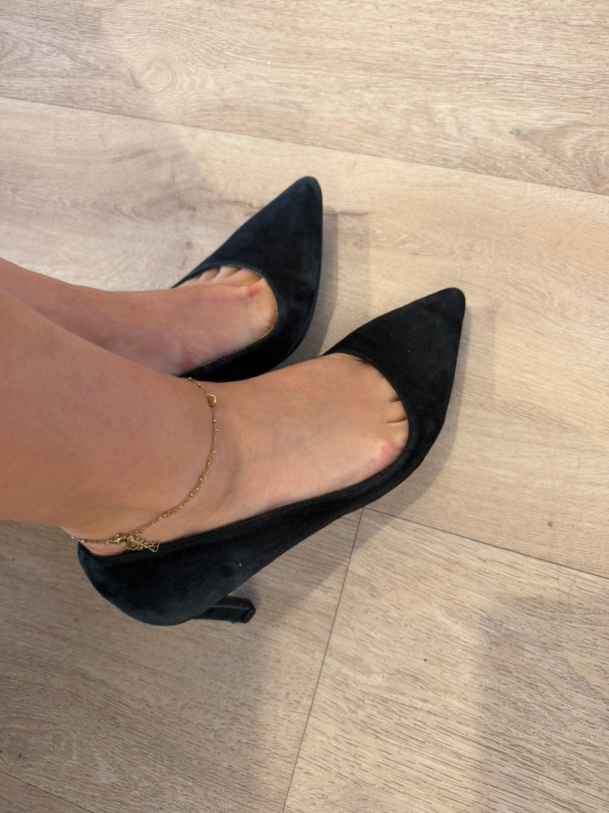 Suede pumps, Kleding | Dames, Pumps, Verzenden, Zwart, Gedragen