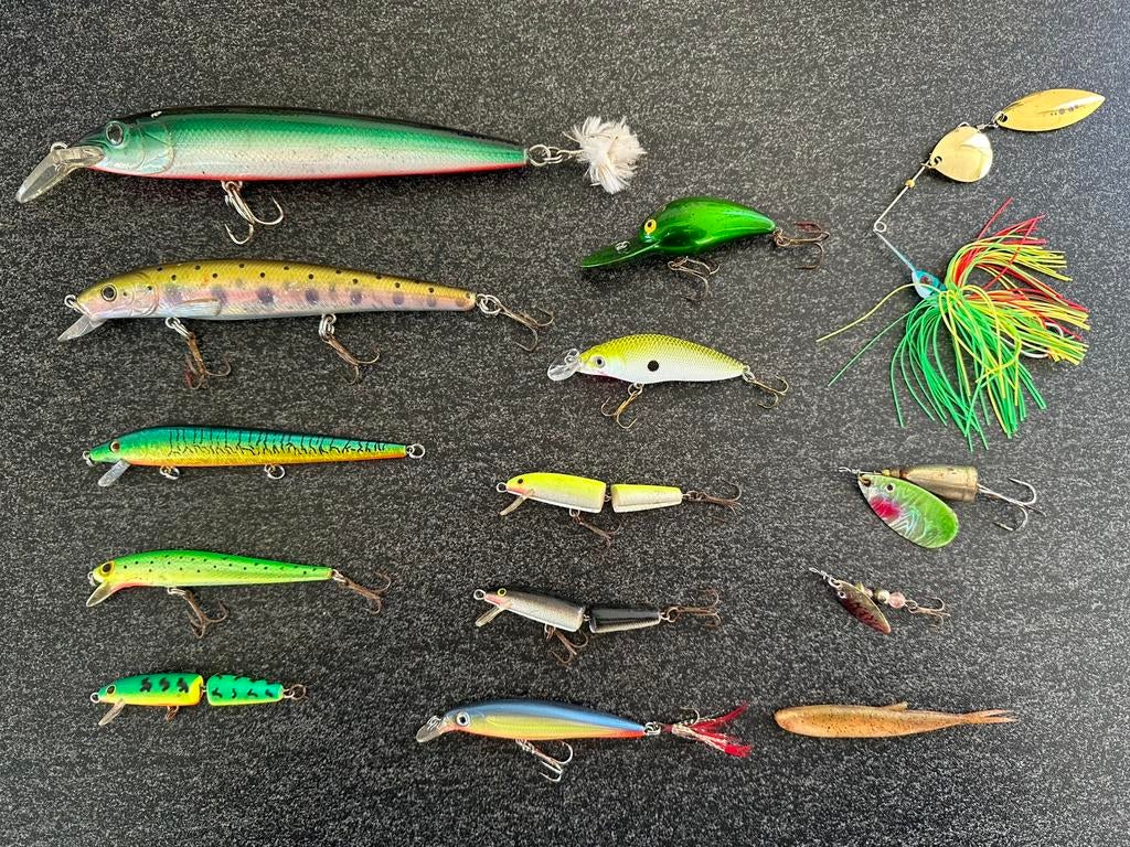 🎣 Partij kunstaas 14 stuks pluggen en spinners, Watersport en Boten, Hengelsport | Roofvissen, Ophalen of Verzenden, Zo goed als nieuw