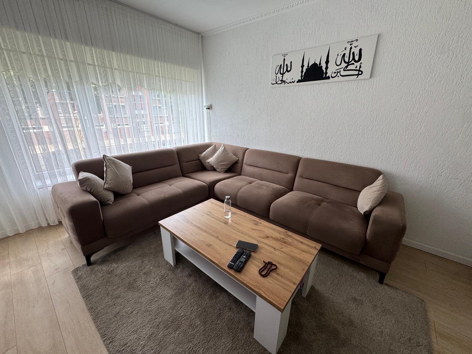 Comfortabele L-vormige bank met kussens
