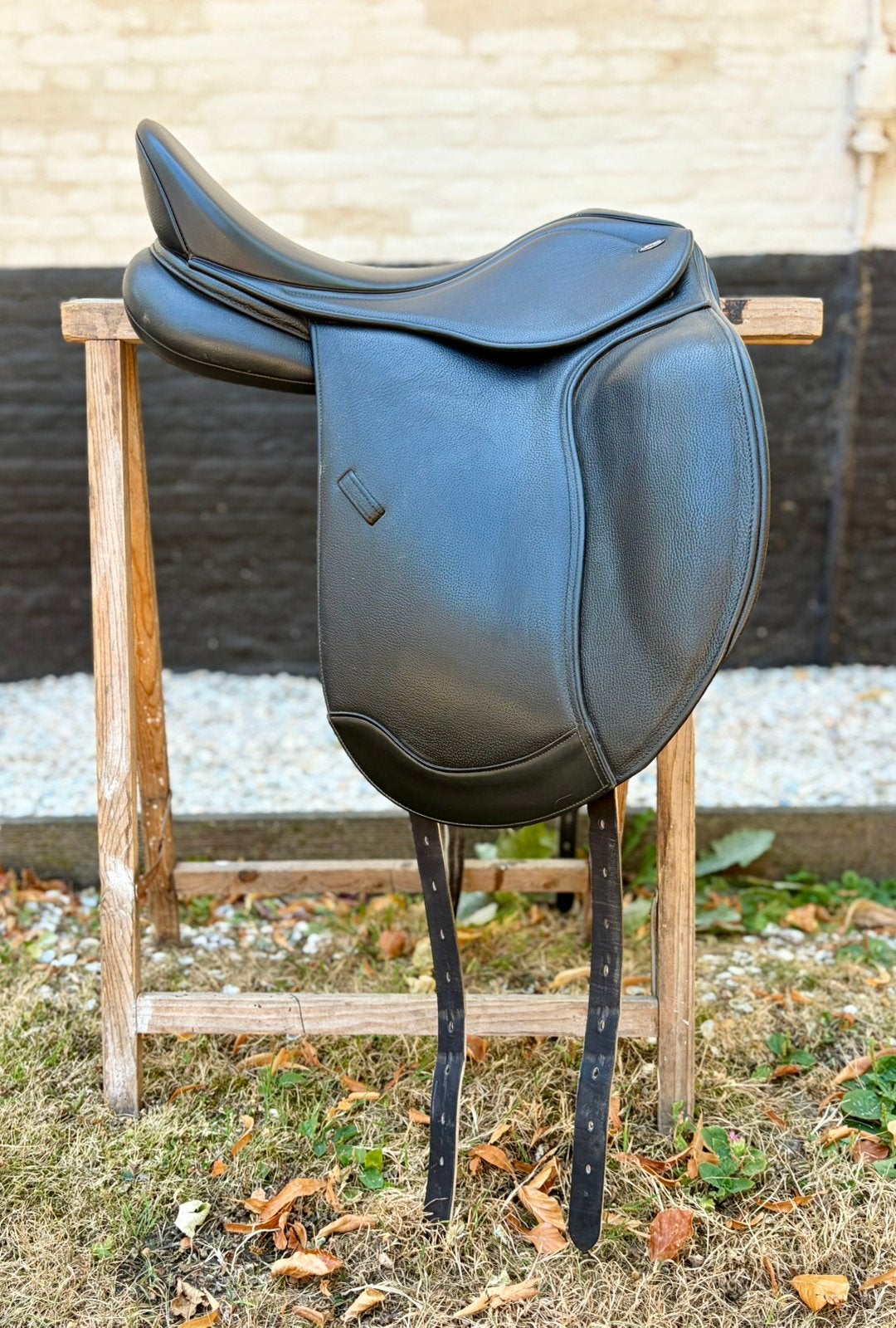 Tekna Letek Dressuurzadel - ALS NIEUW - 17,5” - XXW kort, Dieren en Toebehoren, Paarden en Pony's | Zadels, L (17.5 inch), Extra wijd