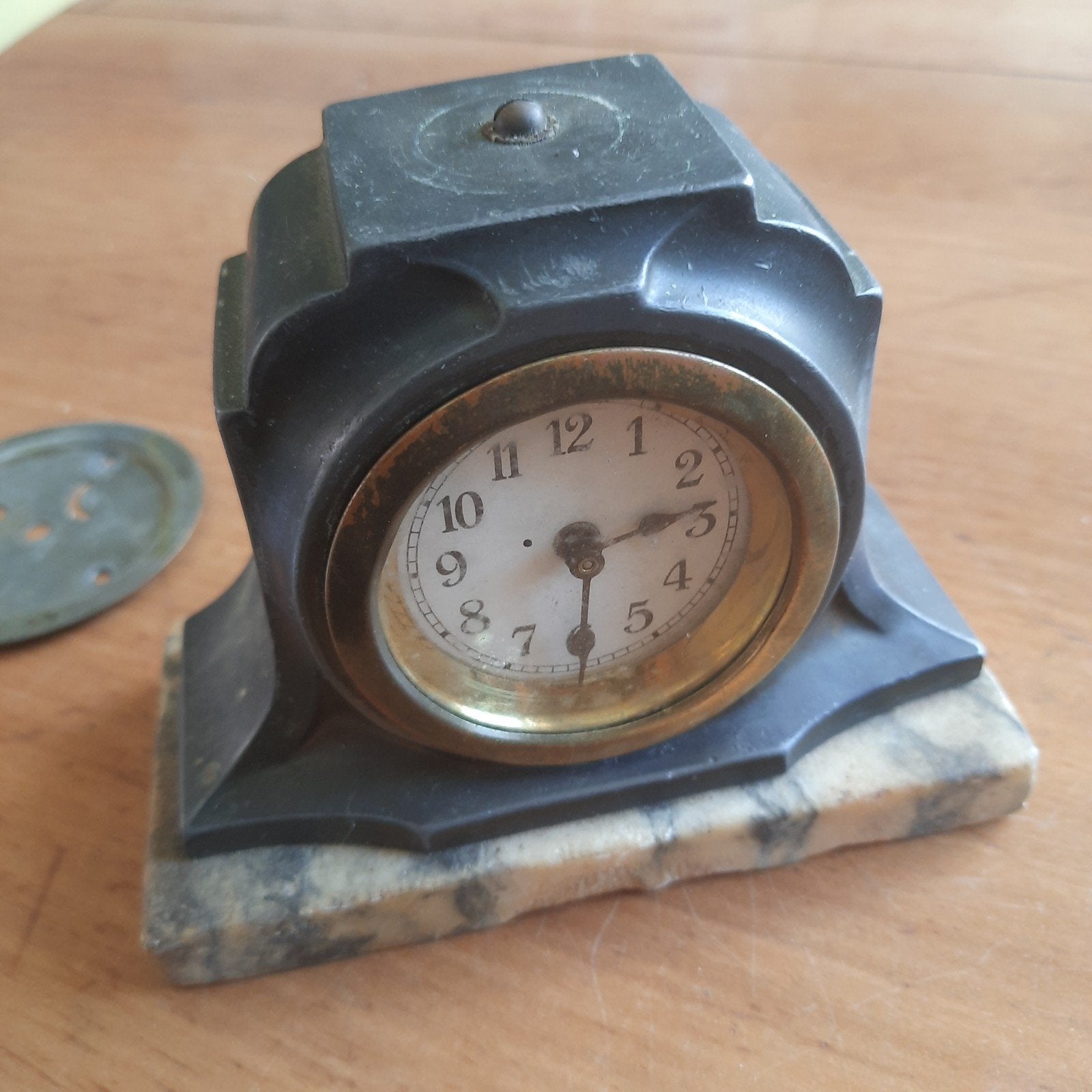 Art Deco Klokje Metaal Opknapper op Marmeren Voet, Verzenden