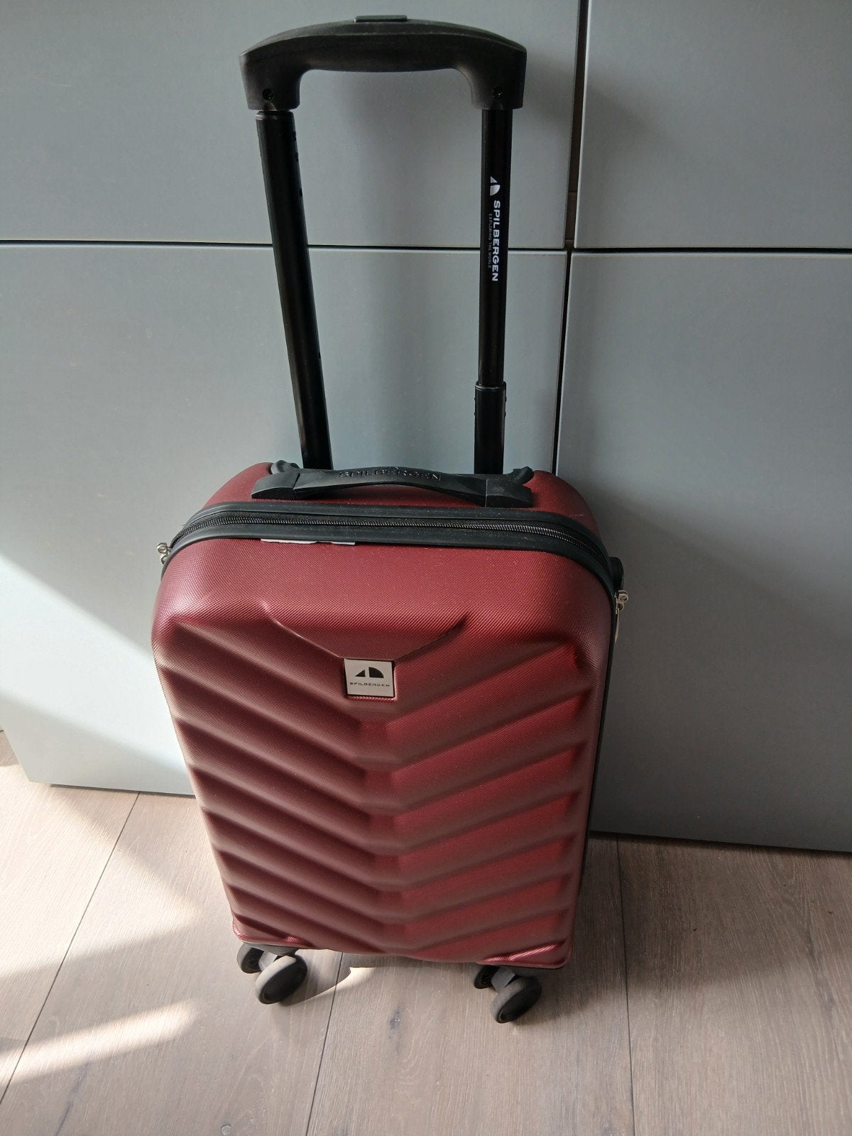 Compacte rode koffer met wieltjes en uitschuifbare handgreep, Ophalen of Verzenden