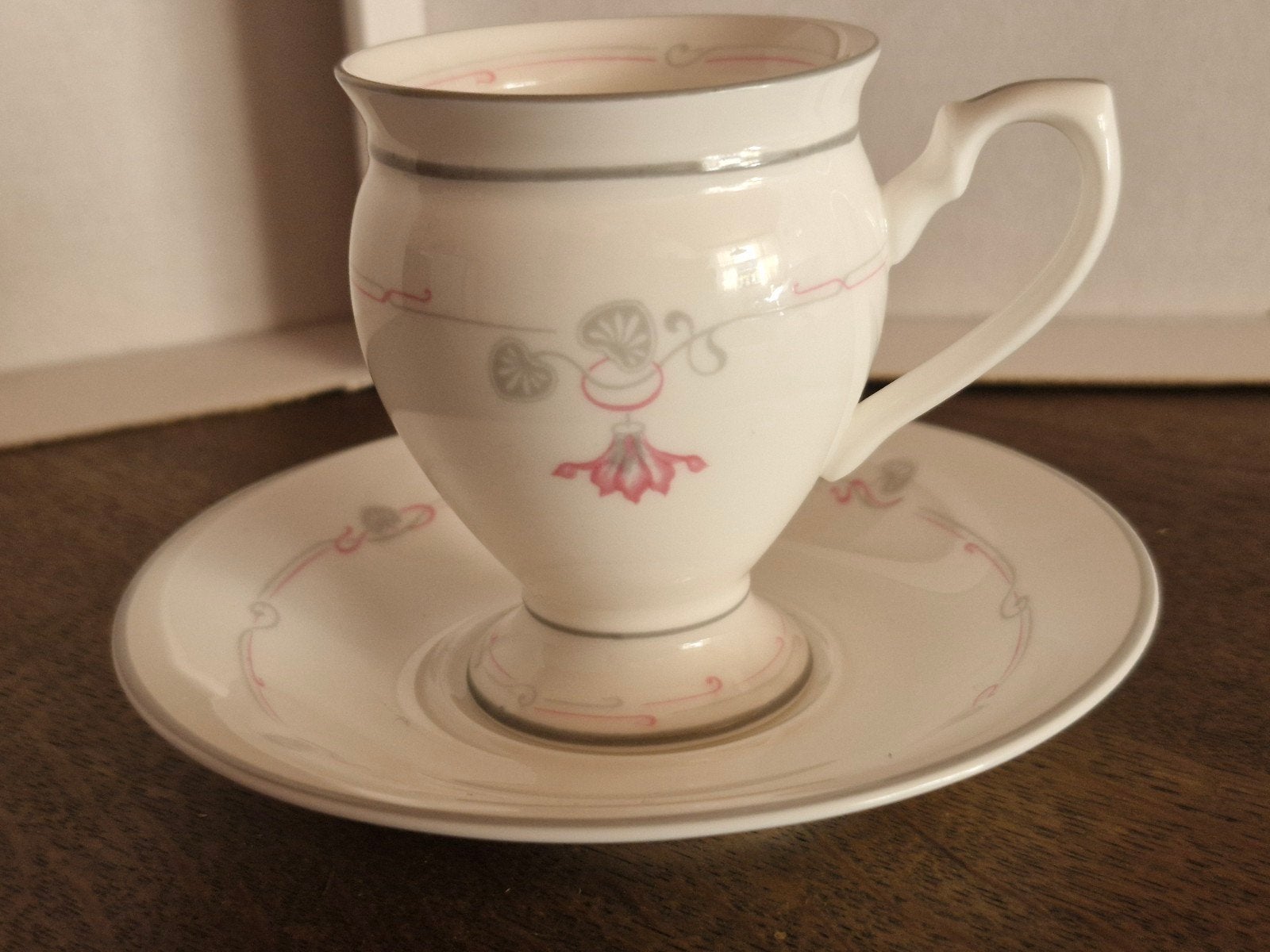Royal Astor Carmen Bone China Kop en Schotel, Ophalen of Verzenden, Zo goed als nieuw, Overige stijlen, Kop(pen) en/of Schotel(s)