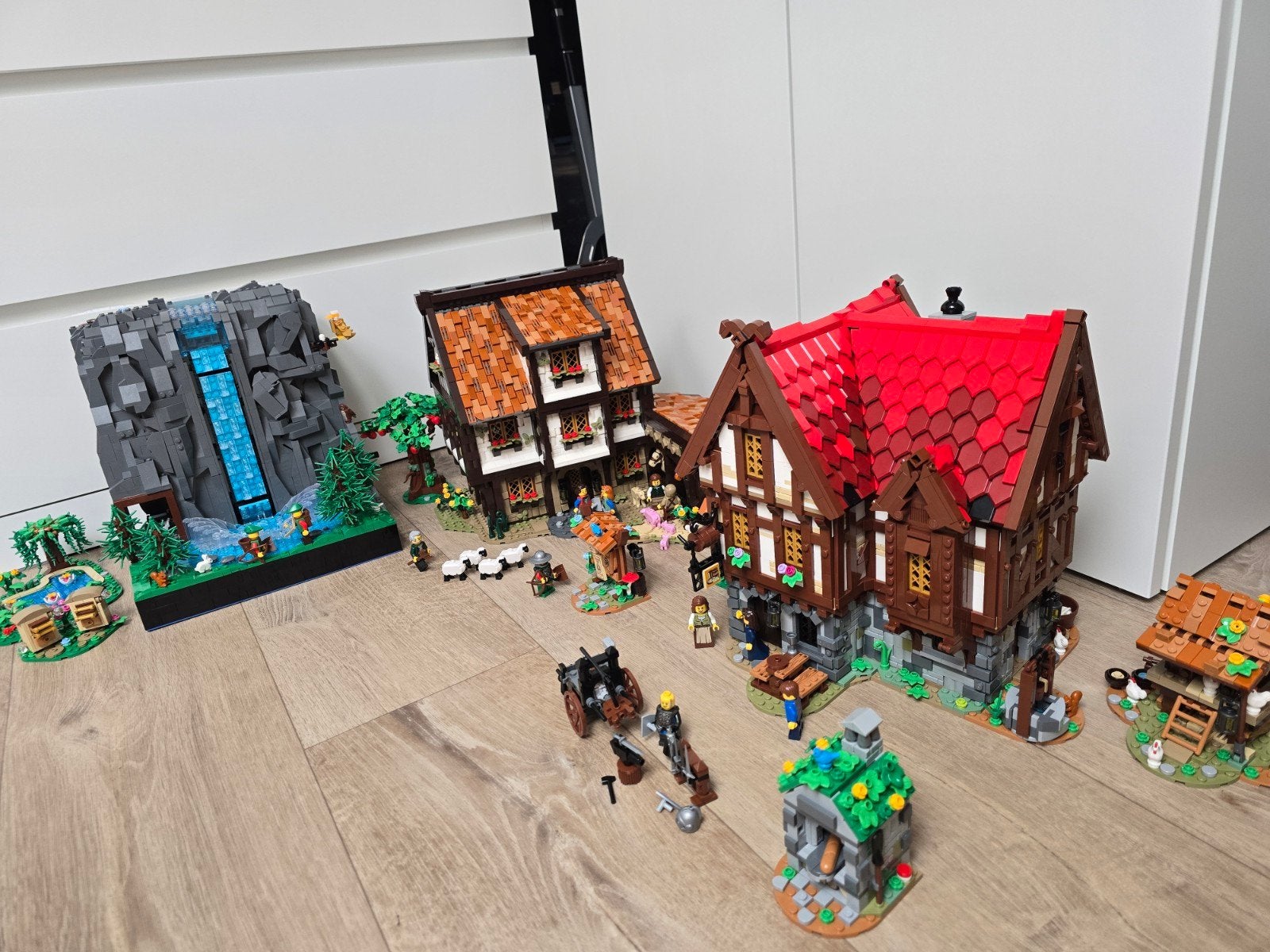 Unieke LEGO MOC's: Middeleeuws Dorp & Waterval Diorama, Ophalen of Verzenden, Nieuw