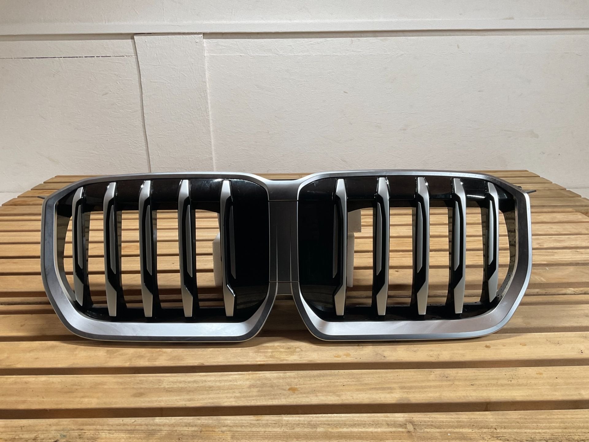 Bumper Grill BMW X1 U11 2022 51135A0BB82 grill BM-001, Auto-onderdelen, Petuelring 130
80788  Munich, DE, Gebruikt, Info@bmw.de