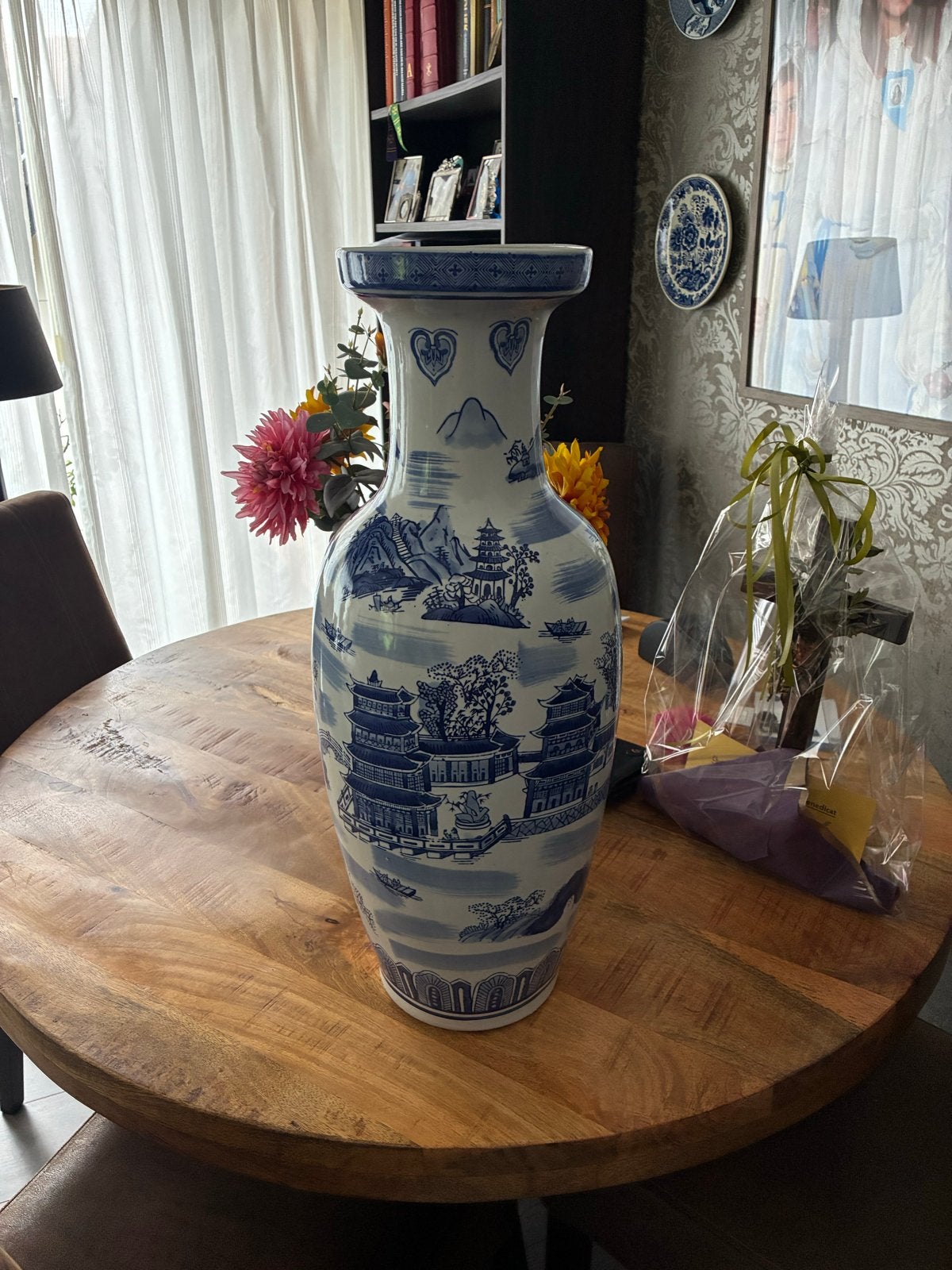 Grote Chinese vaas blauw-wit porselein met landschap, Ophalen