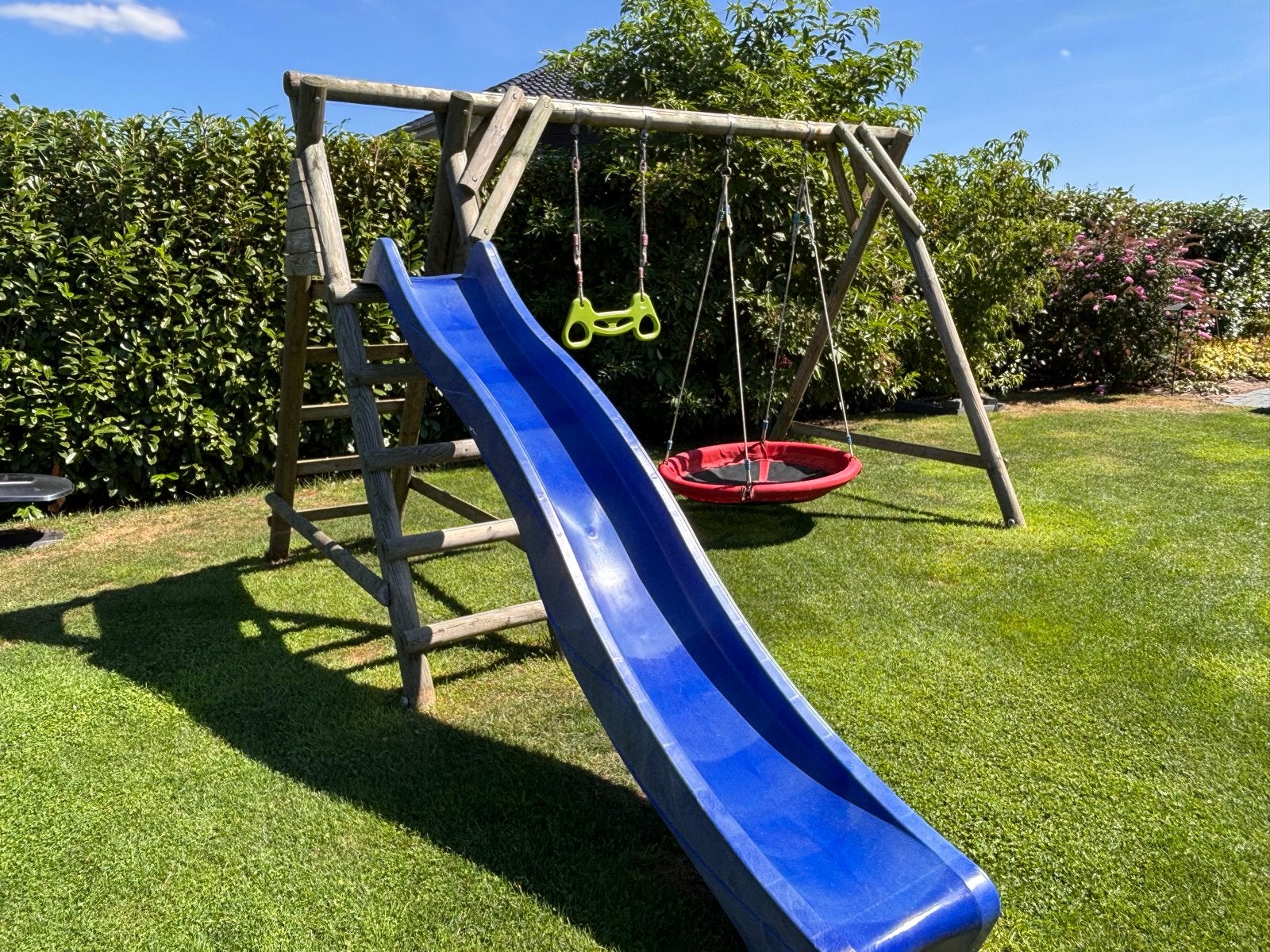 Houten speeltoestel met glijbaan en schommels, Kinderen en Baby's, Speelgoed | Buiten | Speeltoestellen, Ophalen, Gebruikt, Glijbaan