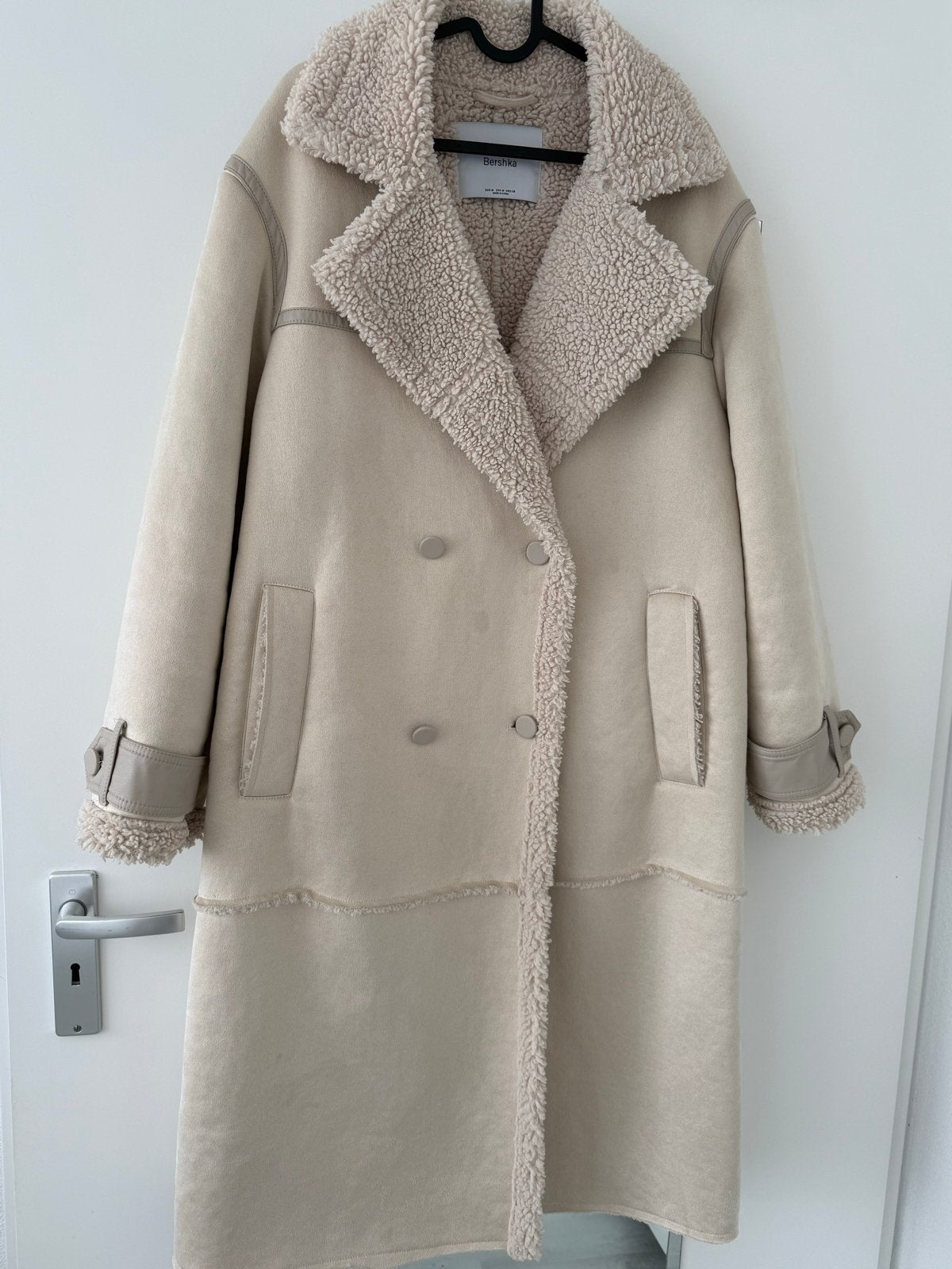 Bershka lange jas met teddy voering - Maat M, Ophalen of Verzenden, Zo goed als nieuw, Maat 38/40 (M), Beige