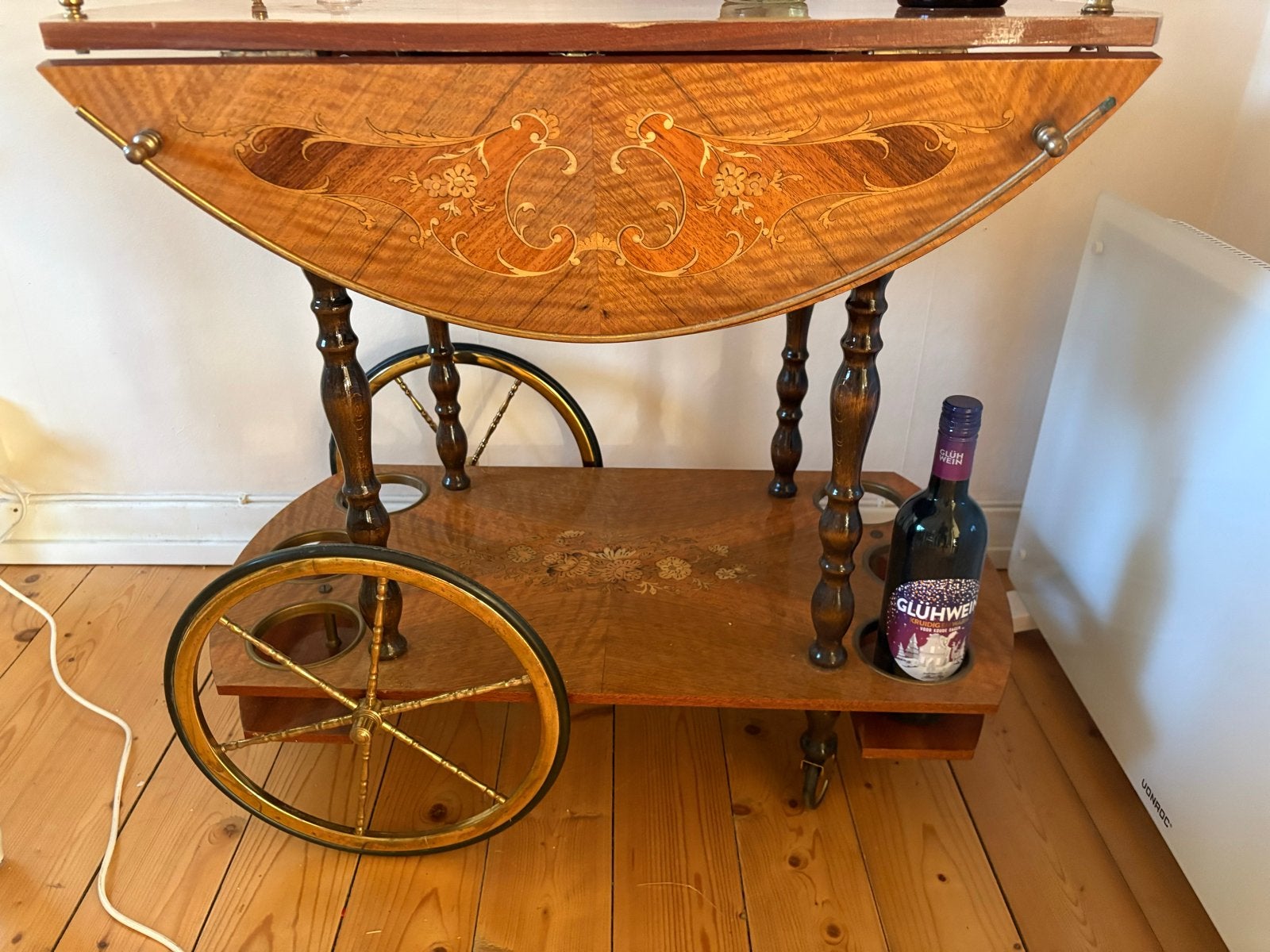Antieke houten serveerwagen met intarsia, Ophalen