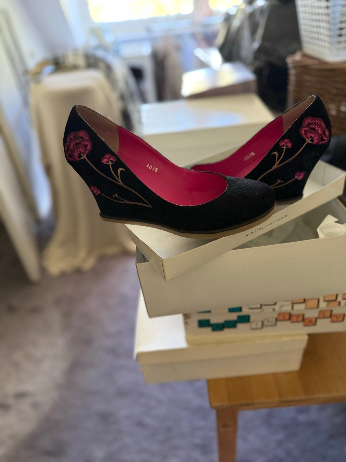 Retro wiggen met bloemenborduurwerk, Ophalen of Verzenden, Zo goed als nieuw, Zwart, Schoenen met hoge hakken