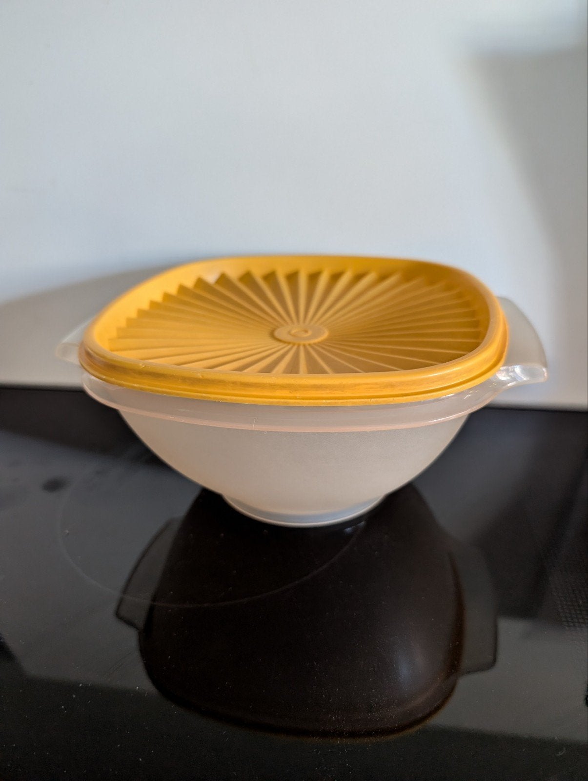 Tupperware schaal met sterdeksel, Ophalen of Verzenden, Gebruikt, Overige kleuren, Schaal