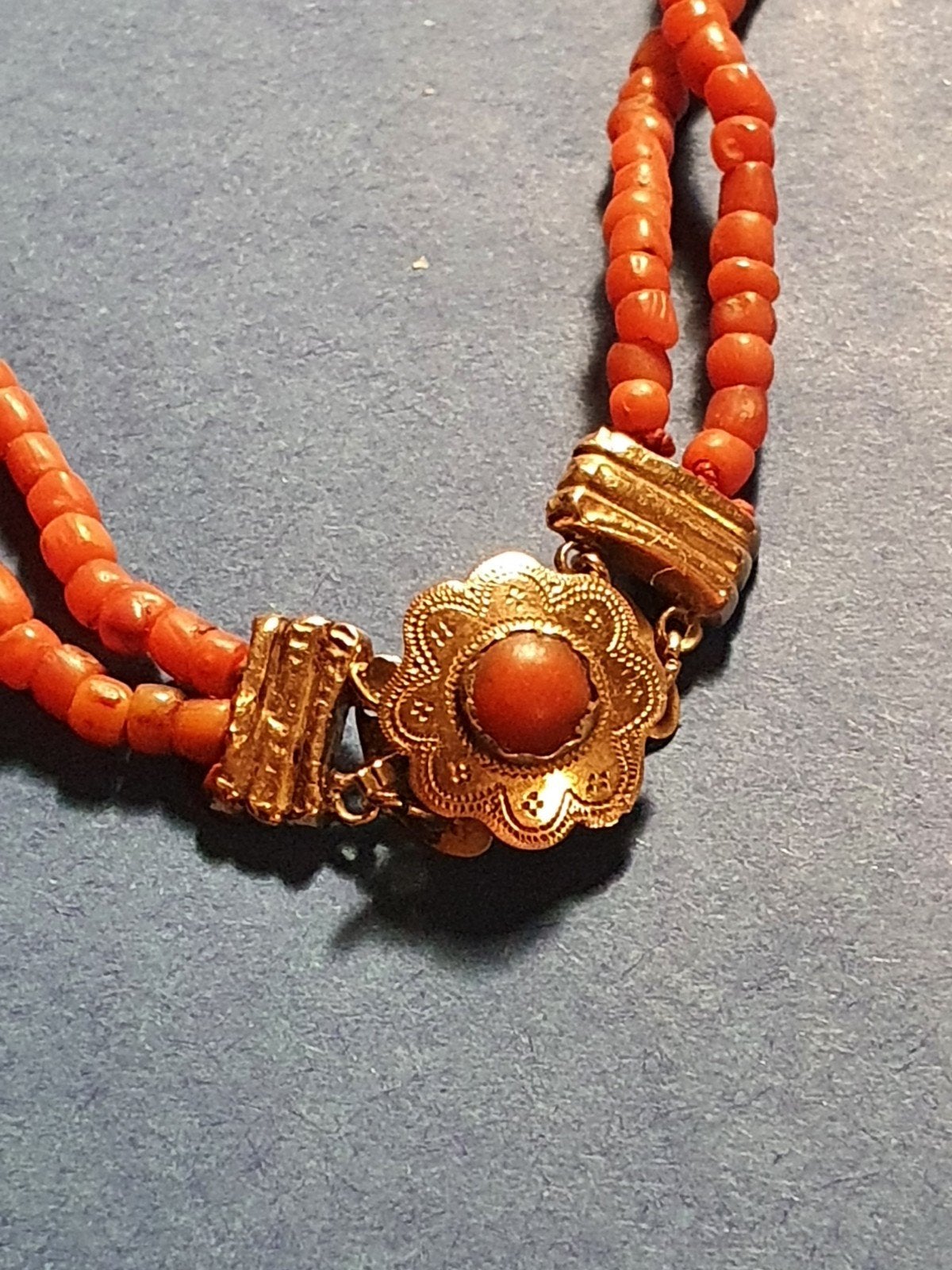 Vintage Sieraden van 14 karaats gouden met bloedkoraal ., Gebruikt, Ophalen of Verzenden, Met edelsteen, Goud