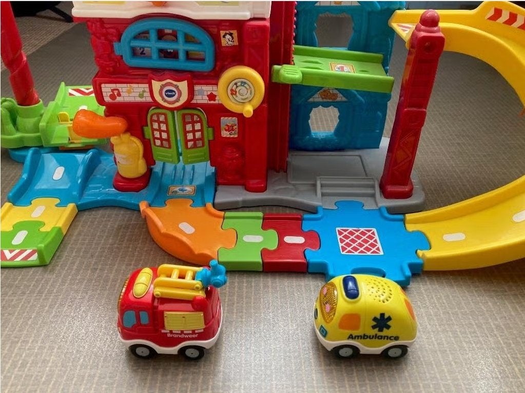 Vtech brandweer kazerne, wegdelen en auto's, Ophalen of Verzenden, Gebruikt, 2 tot 4 jaar