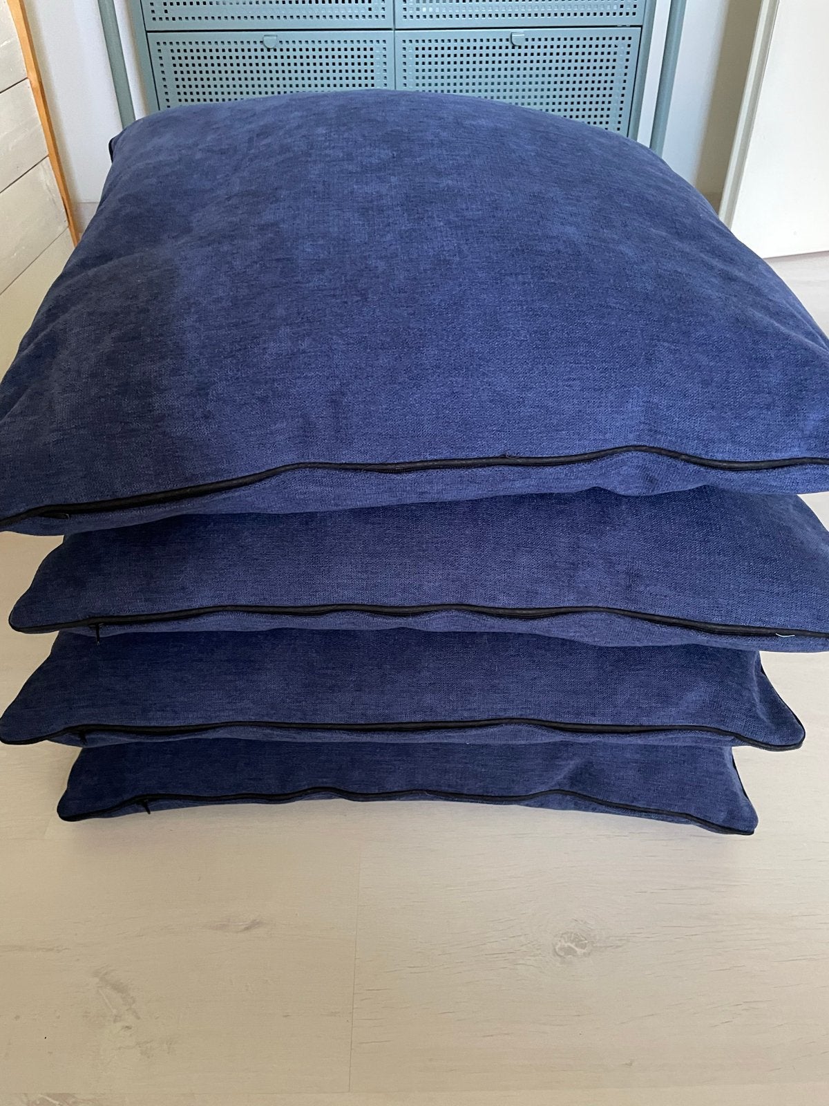 XL Donkerblauwe/ blauwe grote sierkussens met zwarte piping, Huis en Inrichting, Woonaccessoires | Kussens, Overige merken, Blauw