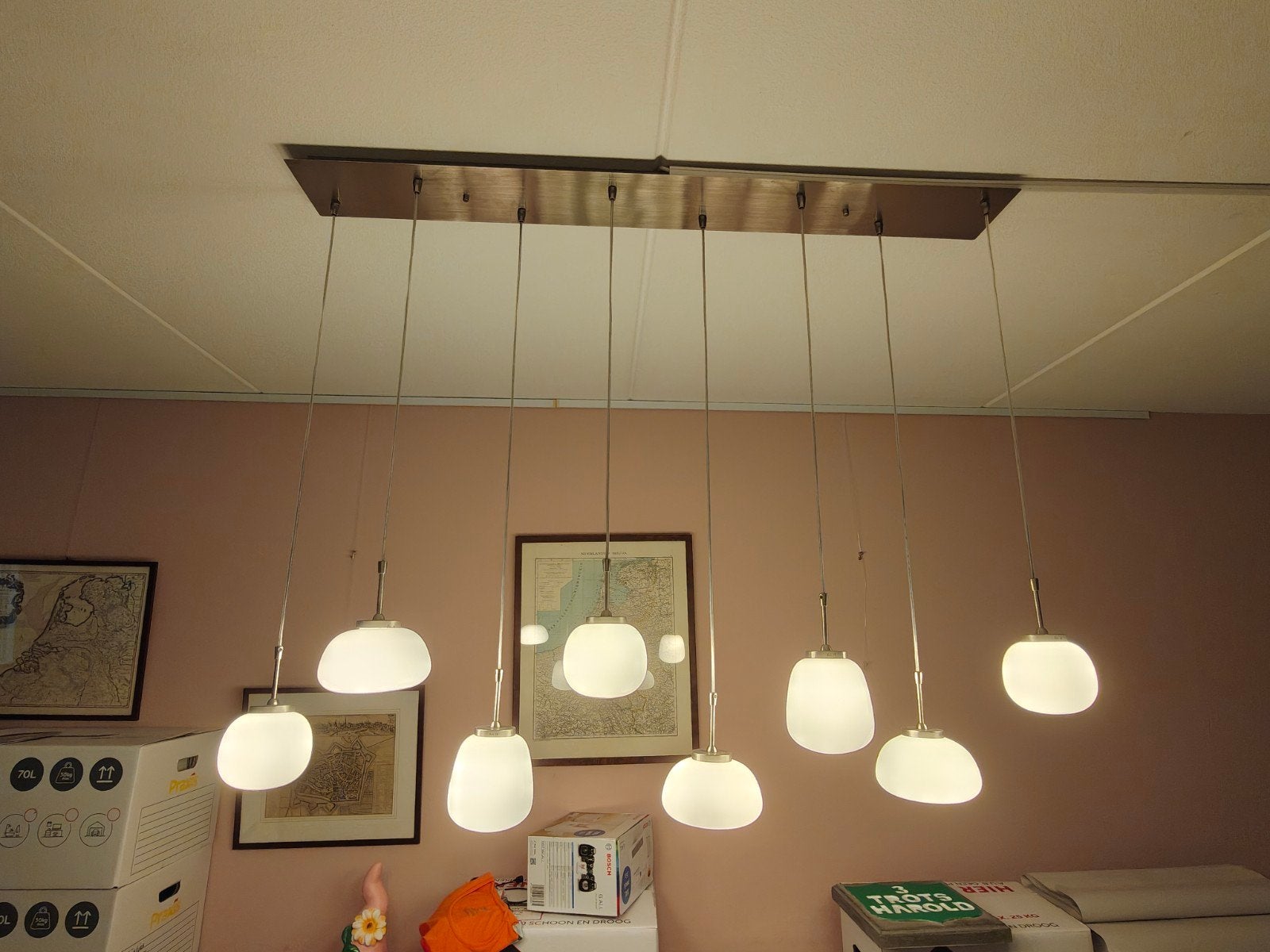 Speelse hanglamp geborsteld rvs met 8 witte glazen bollen, Huis en Inrichting, Lampen | Hanglampen, Ophalen, Zo goed als nieuw