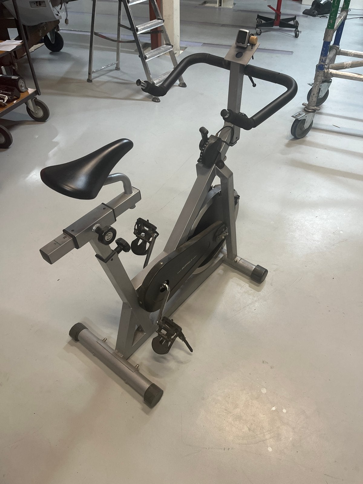 Hometrainer - Ideaal voor thuisworkouts, Ophalen, Gebruikt, Metaal, Benen