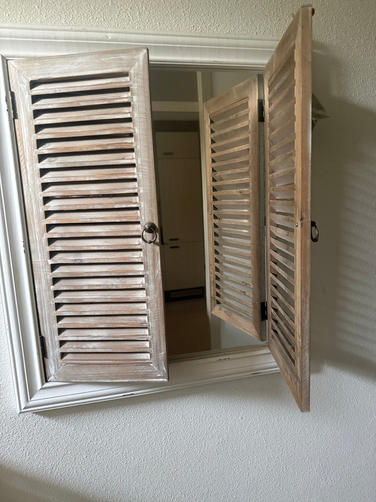 Spiegel met houten luiken - Brocante stijl, Huis en Inrichting, Woonaccessoires | Spiegels, Gebruikt, Ophalen of Verzenden, Minder dan 100 cm