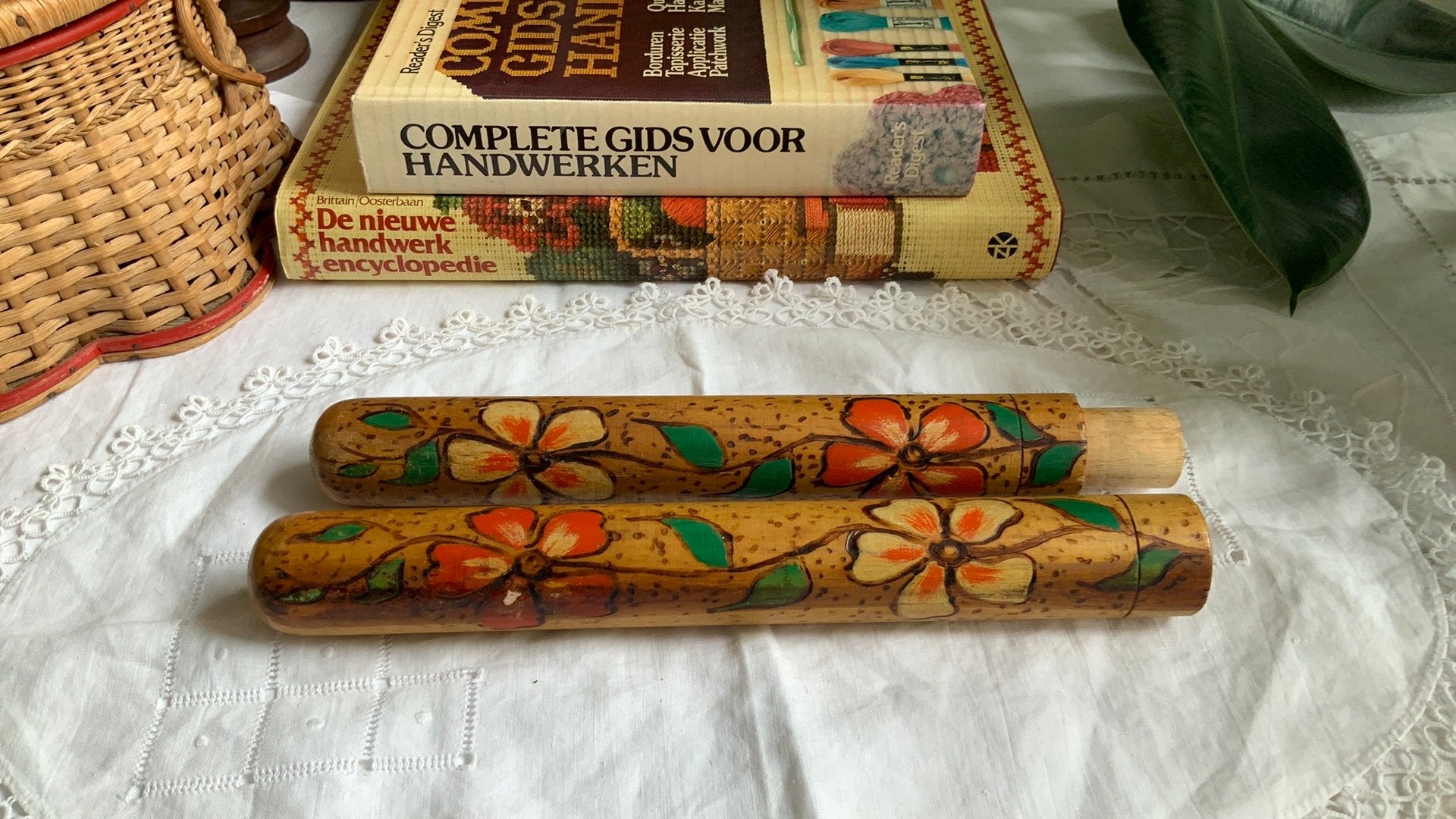 Vintage houten breinaaldenkoker met bloembeschildering, Hobby en Vrije tijd, Breien en Haken, Ophalen of Verzenden, Gebruikt, Breien