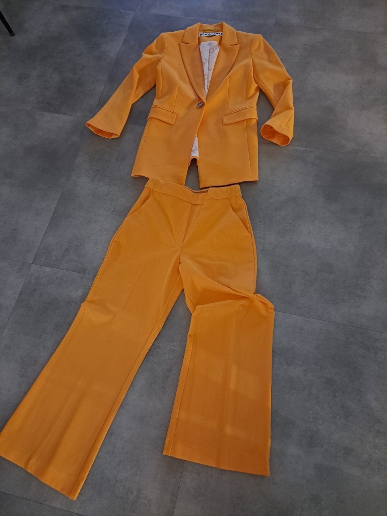 BEAUMONT DAMES KOSTUUM KLEUR MARIGOLD, Kleding | Dames, Jasjes, Kostuums en Pakken, Ophalen, Kostuum of Pak, Overige kleuren, Beaumont