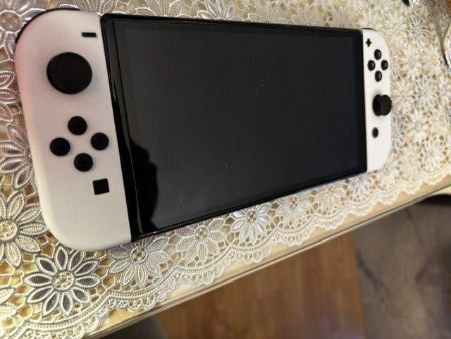 Nintendo Switch V2 en Nintendo Switch Oled, Spelcomputers en Games, Spelcomputers | Nintendo Switch, Ophalen, Zo goed als nieuw