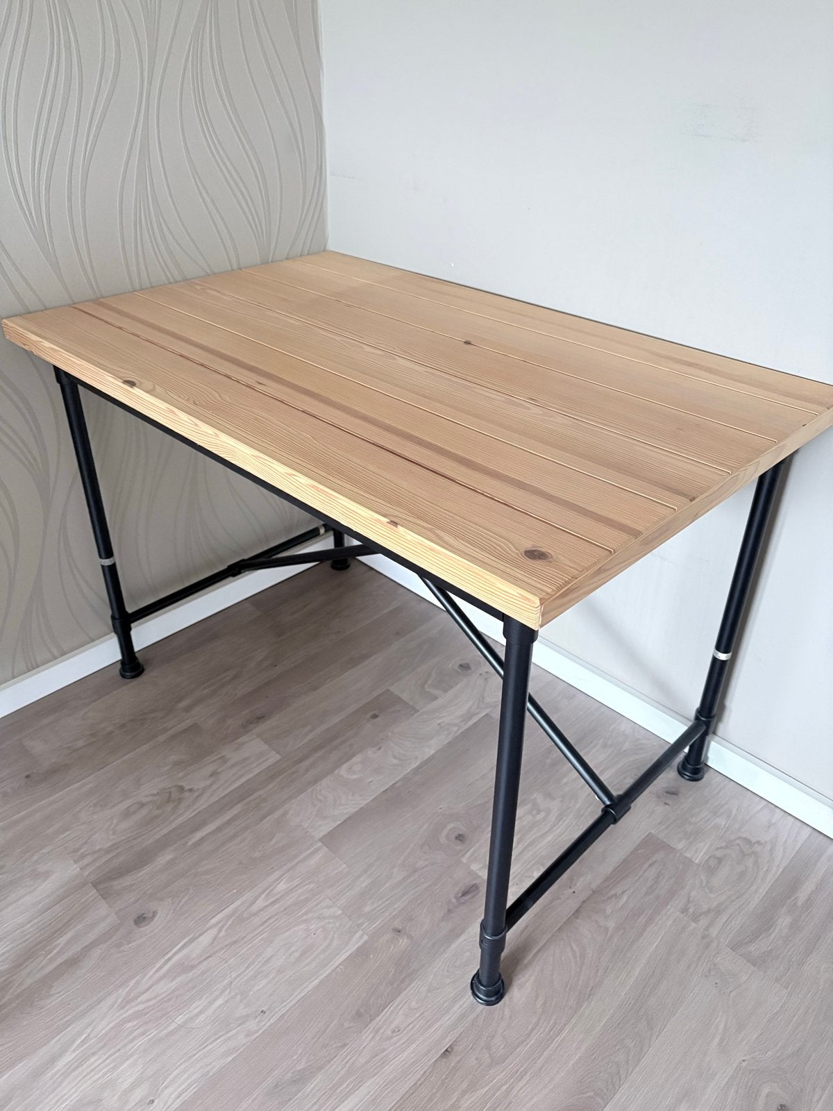 Houten bureau met metalen onderstel, Ophalen, Gebruikt, 110 cm, Hout
