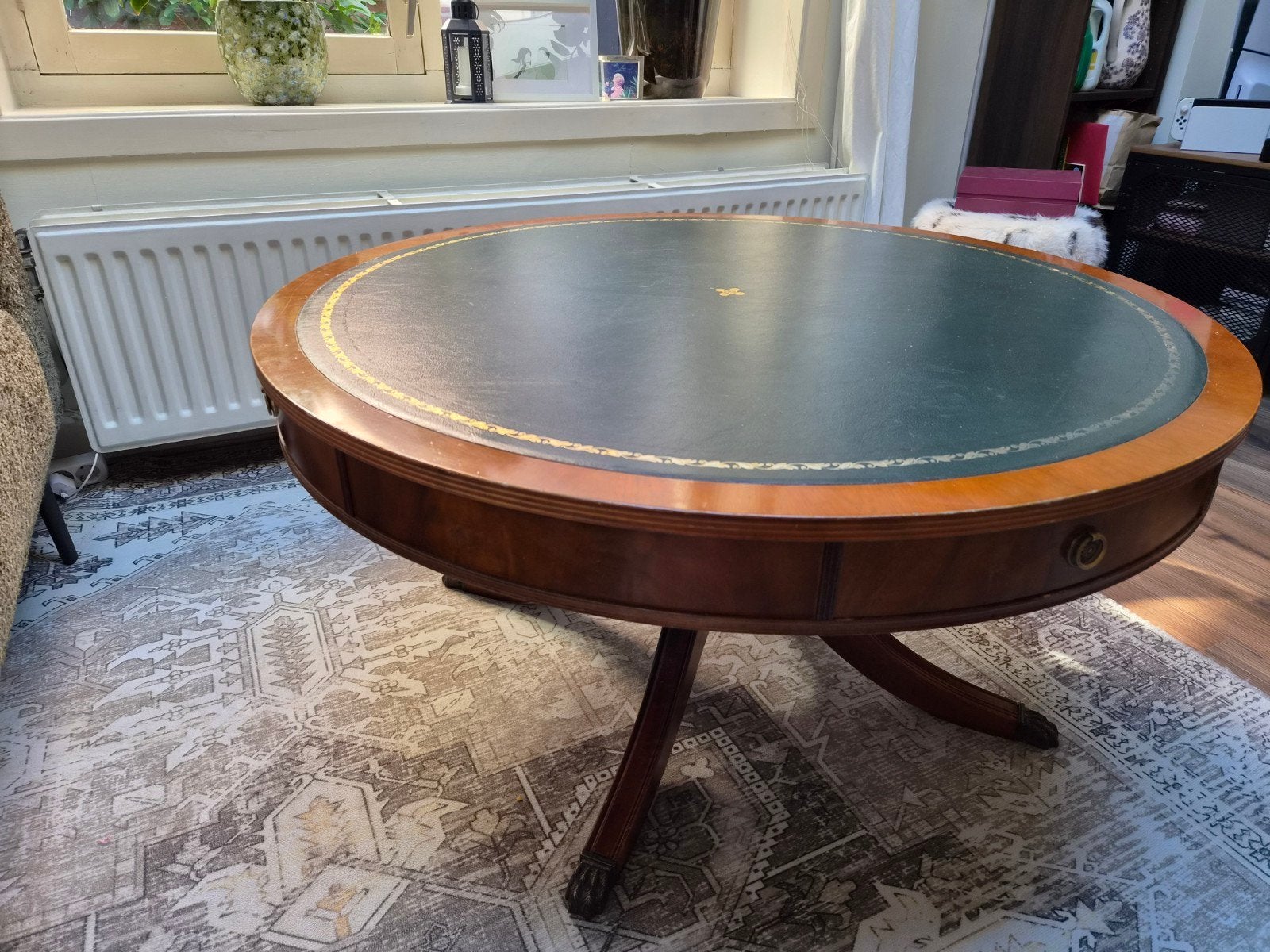 Regency Stijl Leren Salontafel - Rond met 4 Lades, Ophalen