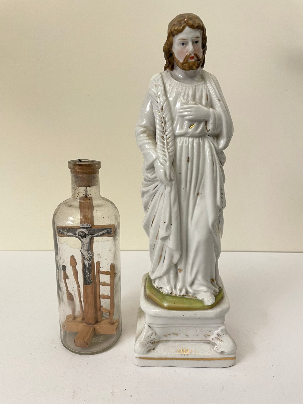 Antiek Evangelieset: Beeld & Limburgse fles met Crucifix, Antiek en Kunst, Ophalen of Verzenden