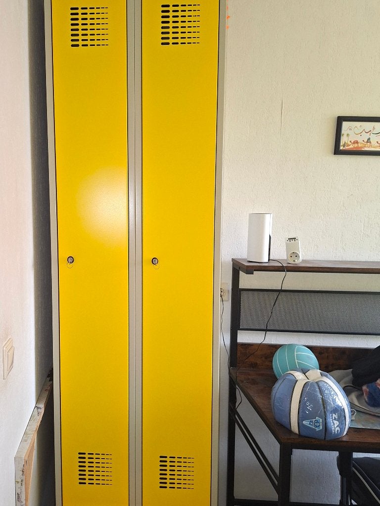 Dubbele lockerkast met gele deurtjes en bankje, Huis en Inrichting, Kasten | Lockerkasten, Ophalen, Zo goed als nieuw, Modern, Sportief