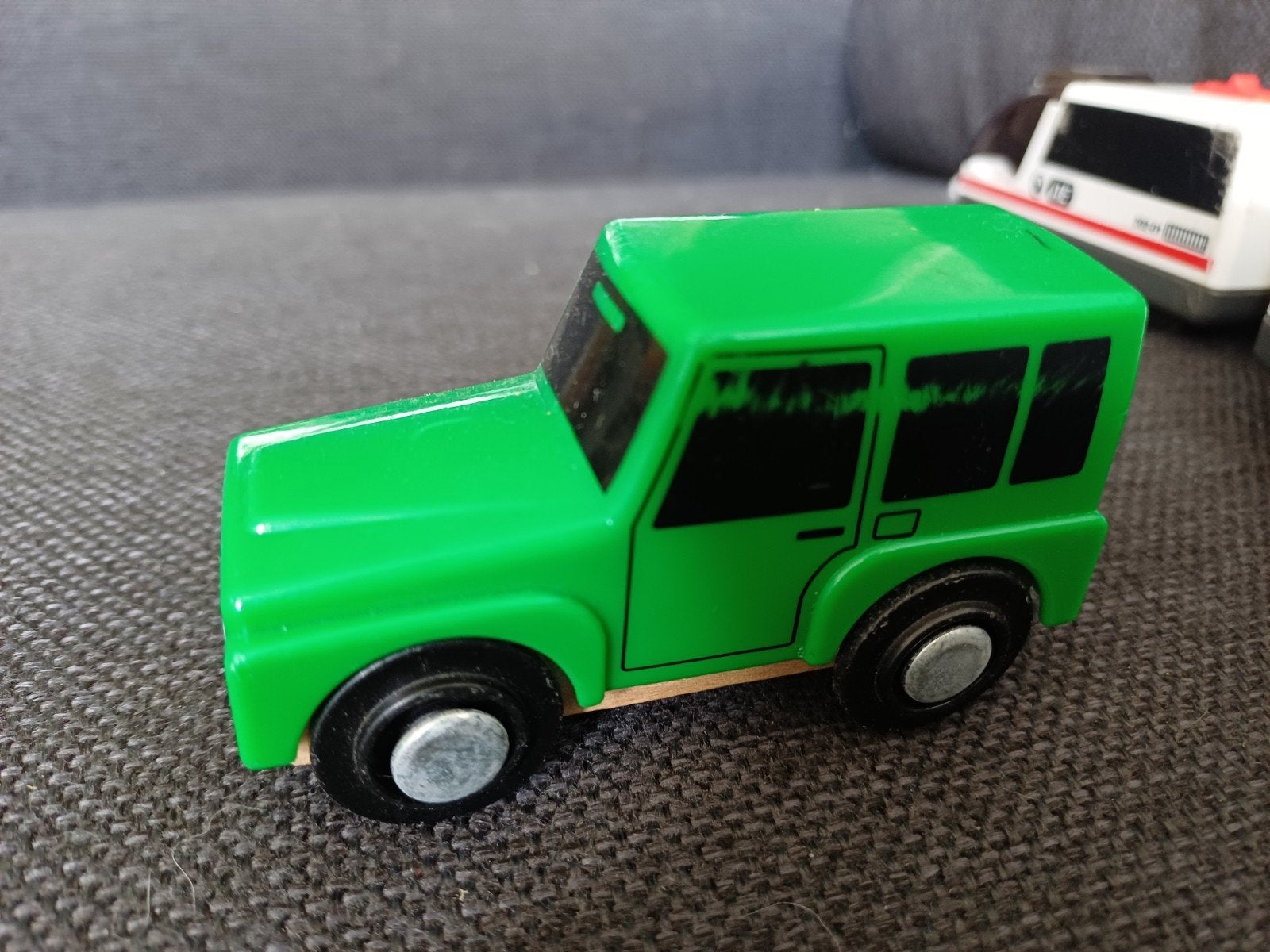 Grote houten treinbaan set met 3 treinen en 1 auto, Ophalen, Gebruikt
