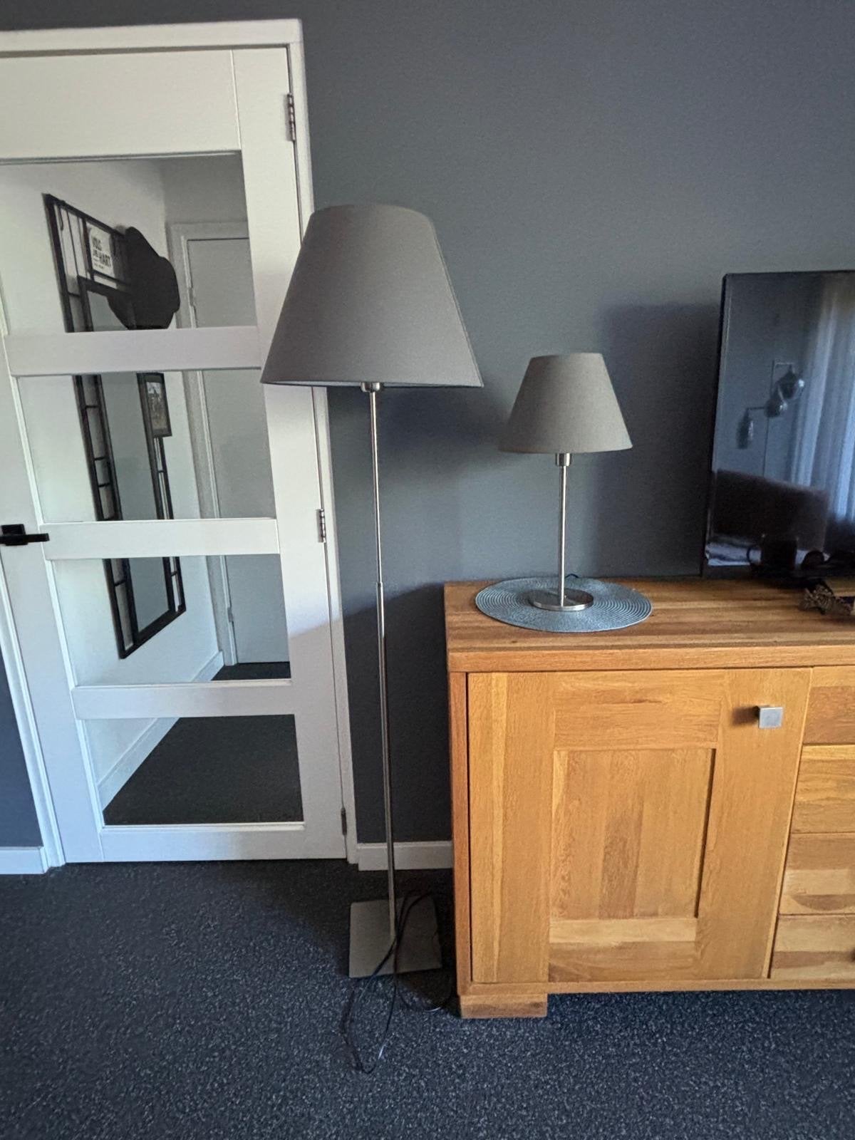 Set van 2 moderne lampen: vloerlamp en tafellamp, Ophalen, Zo goed als nieuw, Metaal, 150 tot 200 cm