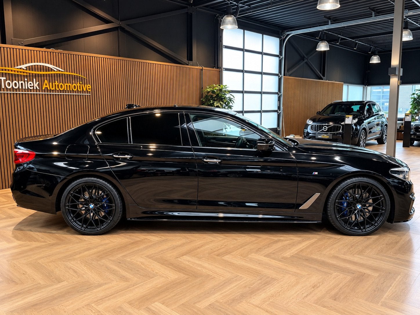 BMW 5 Serie M550i xDrive High Executive Bom vol | leder | be, Auto's, Dealer onderhouden, Gebruikt, 4395 cc, Zwart