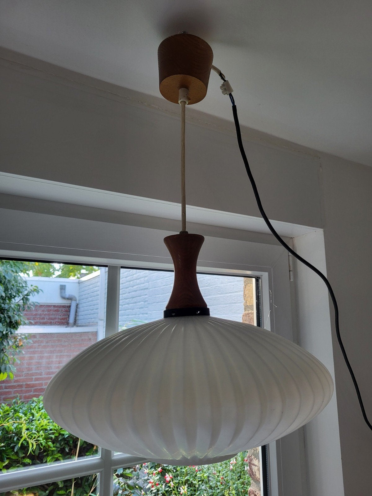 Vintage design UFO hanglamp • Opaline & Teak - Massive, Ophalen of Verzenden, Gebruikt, Glas, Retro