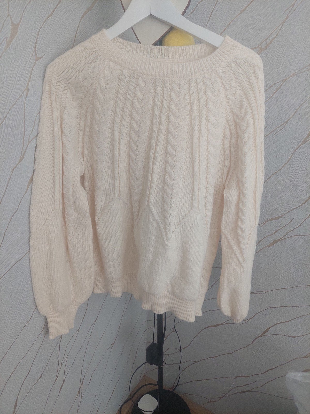 Crèmekleurige kabelgebreide trui - Maat M/L, Kleding | Dames, Truien en Vesten, Ophalen, Zo goed als nieuw, Maat 38/40 (M), Beige