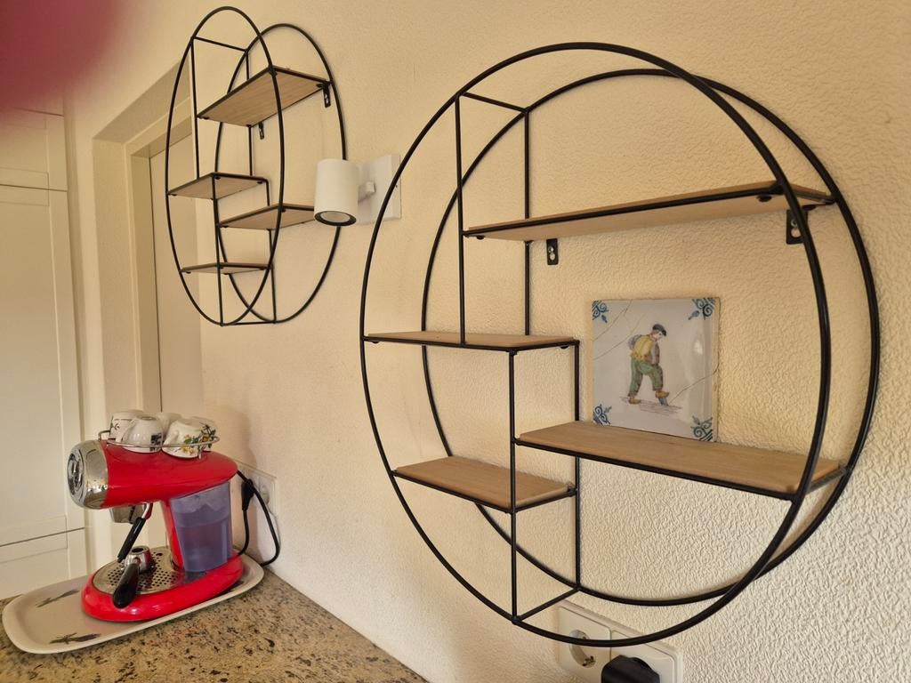 2 ronde decoratieve rekjes, zwart metaal/hout, Ophalen