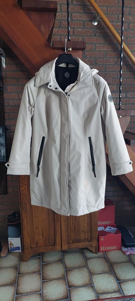 District winterjas maat 42 met afritsbare capuchon, Kleding | Dames, Jassen | Zomer, Zo goed als nieuw, Maat 42/44 (L), Beige