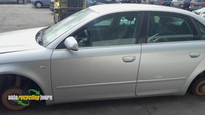 Portier 4Deurs links-voor van een Audi A4 (LY7W), Gebruikt, -, Deur, -