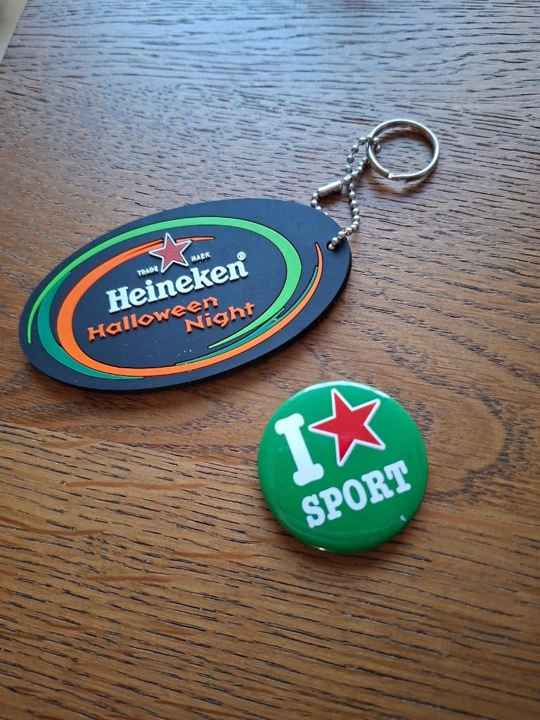 Heineken bier Halloween sleutelhanger + button I love sport, Ophalen of Verzenden, Nieuw, Overige typen, Heineken