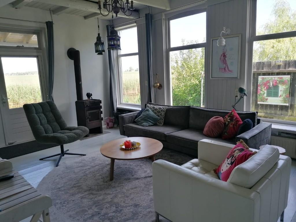 Huisje in Friesland aan vaarwater, honden welkom., Vakantie, Vakantiehuizen | Nederland, Dorp, 2 slaapkamers, Open haard, Friesland