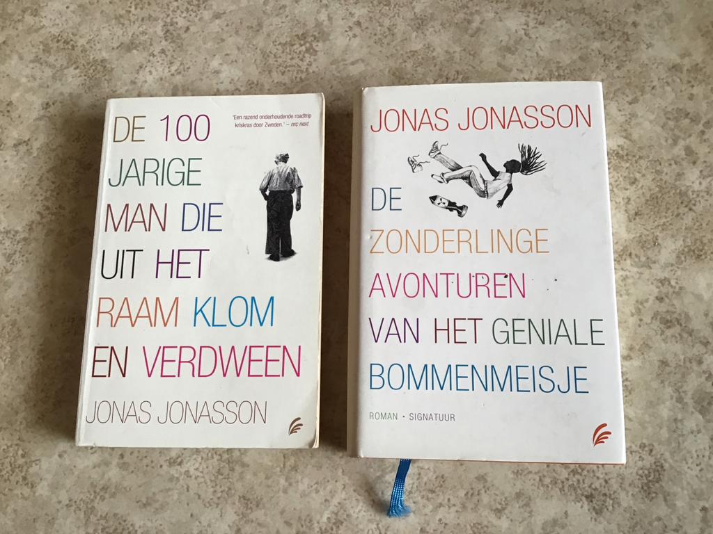 2 Boeken van Jonas Jonasson: De 100-jarige & Het Bommenmeisj, Boeken, Romans, Gelezen, Europa overig, Ophalen of Verzenden