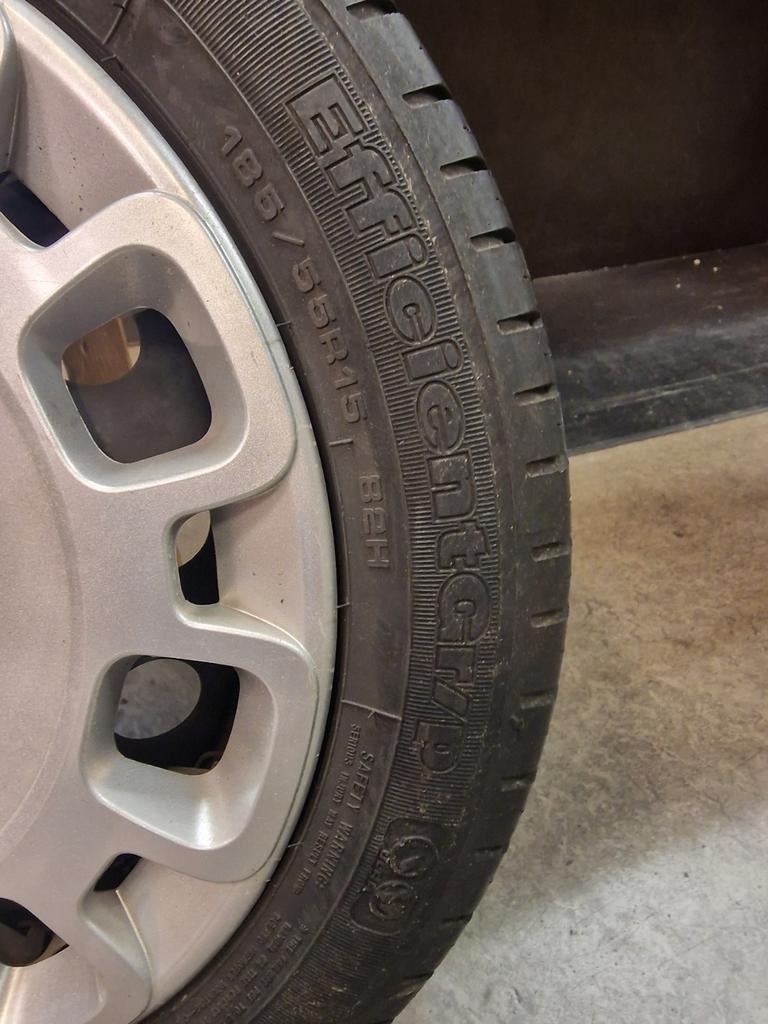 Fiat 500 185/55r15 4x band met 4 wieldoppen Goodyear, Ophalen, 15 inch, 185 mm, Band(en)