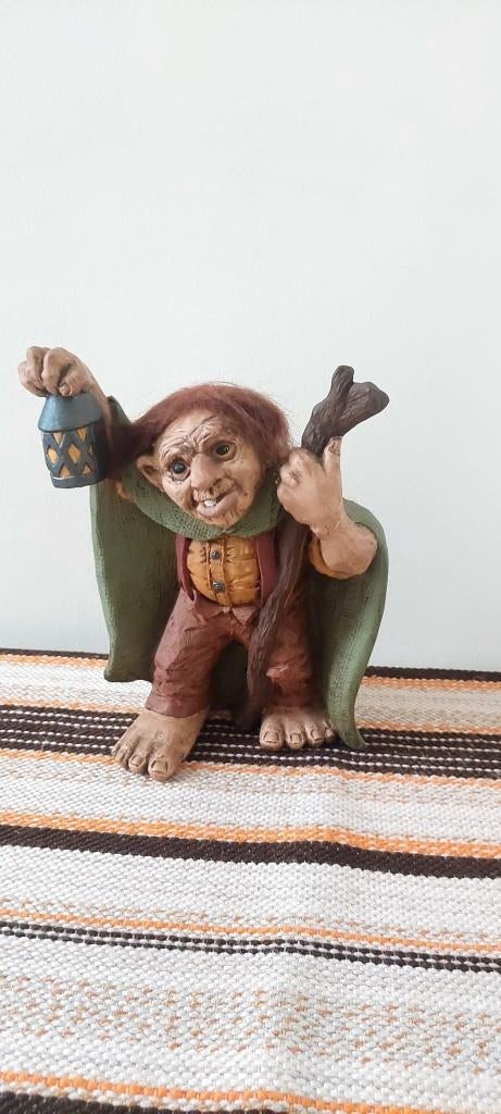 Grote beeld Traveling Trol 23 cm  handbeschilderd keramieken, Verzamelen, Beelden en Beeldjes, Ophalen of Verzenden, Zo goed als nieuw
