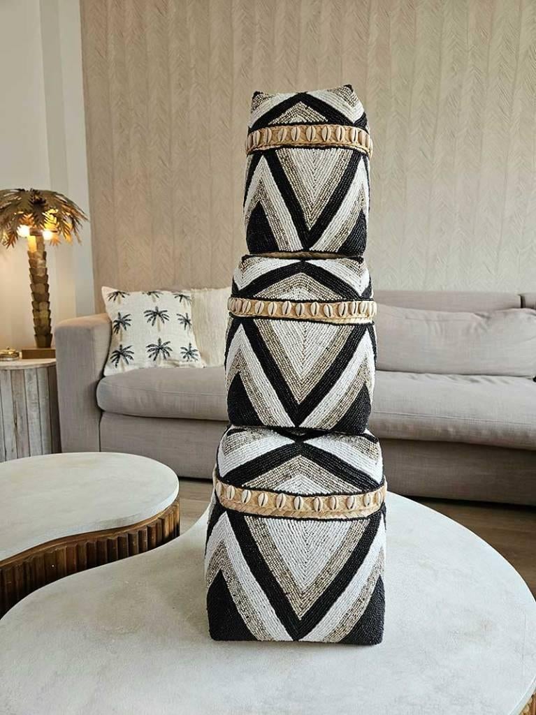 Hoge offermanden beige zwart wit uit Bali, Huis en Inrichting, Woonaccessoires | Schalen en Manden, Overige materialen, Mand, Ophalen of Verzenden