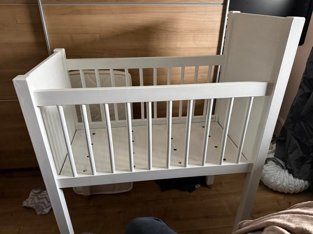 Wieg kidsmill Noa met wieltjes, Kinderen en Baby's, Babywiegjes en Ledikanten, Ophalen, Zo goed als nieuw, Wieg